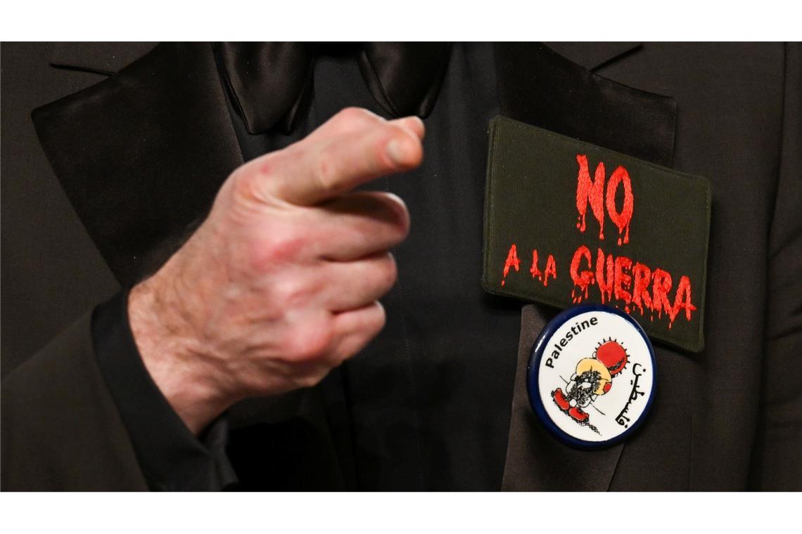 Javier Bardem kommt zu der Vanity Fair Oscar Party im Los Angeles County Museum of Art in Beverly Hills und trägt zwei Anstecker mit der Aufschrift "No a la guerra" und "Palestine".