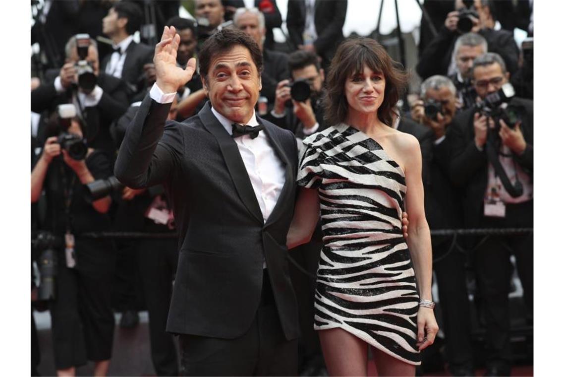 Filmfest Cannes startet mit Zombies und Zoff Javier Bardem und Charlotte Gainsbourg haben sich farblich aufeinander abgestimmt. Foto: Petros Giannakouris/AP
