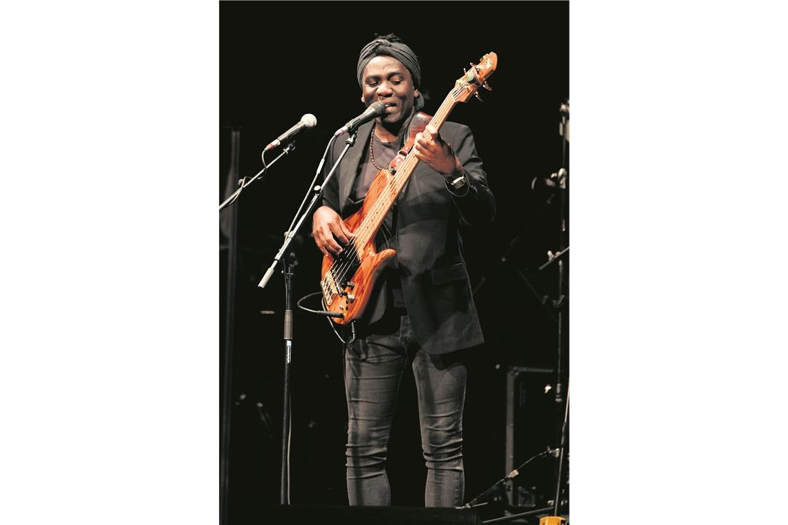 Jazzbassist und -sänger Richard Bona bei seinem umjubelten Auftritt im November 2016 im Bürgerhaus. Nun kommt er wieder nach Backnang.Foto: E. Layher