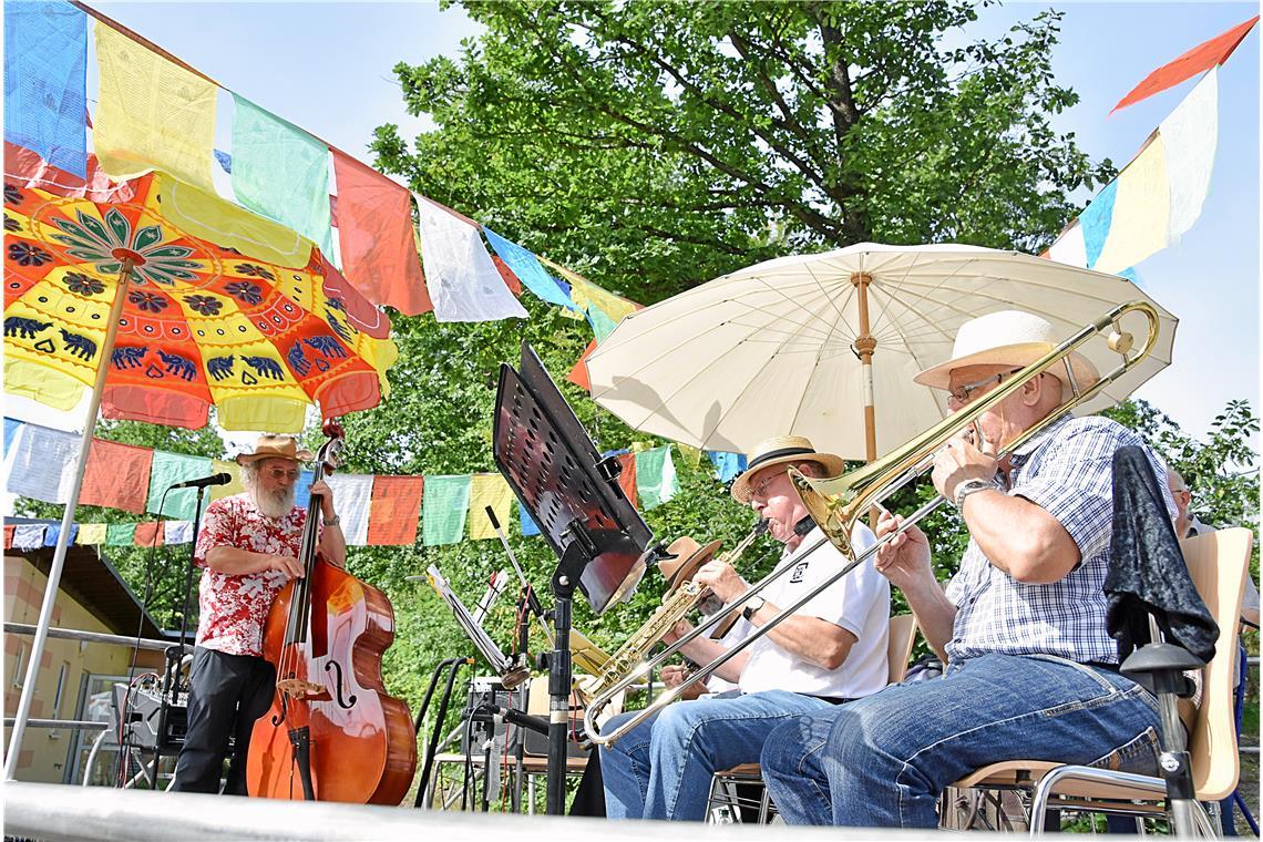Ein Fest für die schwäbische Heimat Jazzfrühschoppen in exotischem Ambiente: Der Festplatz in Althütte verwandelt sich einmal im Jahr in ein indisches Dorf. Foto: Tobias Sellmaier