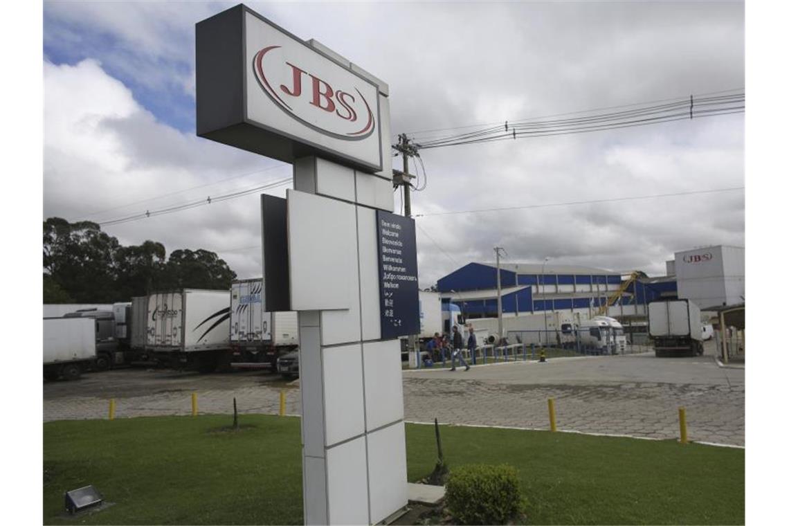 JBS-Werk im brasilianischen Lapa. Wegen des Hacker-Angriffs mussten fünf der größten Fleischfabriken in den USA vorerst stillgelegt werden. Foto: Eraldo Peres/AP/dpa