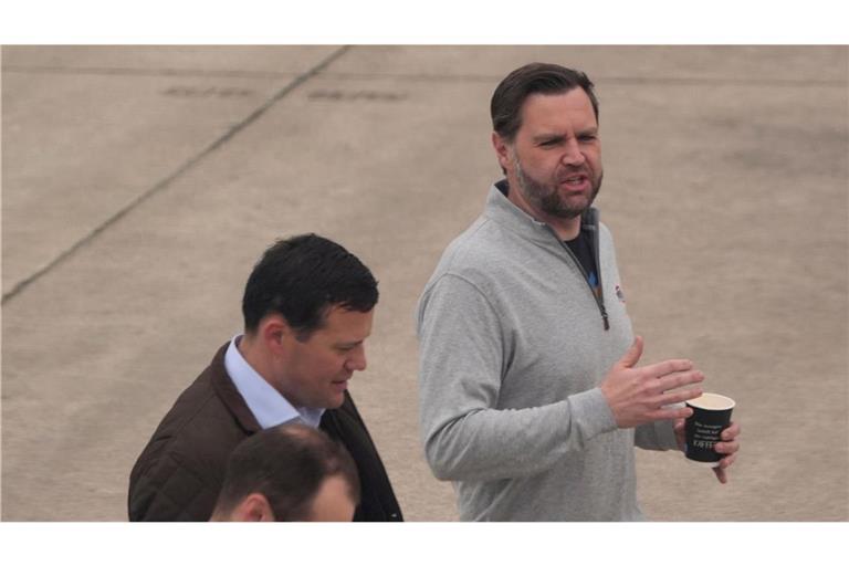 J.D. Vance legt einen kurzen Stopp in Ramstein ein.