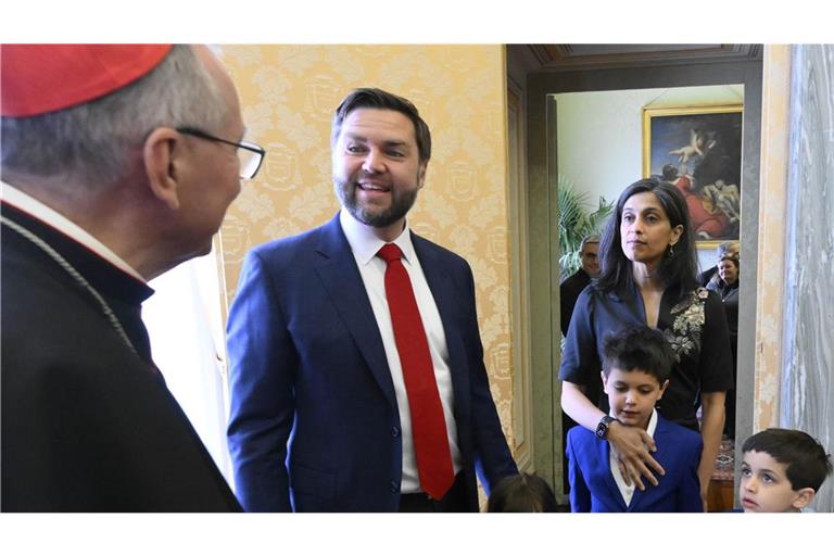 J.D. Vance (rechts), Vizepräsident der Vereinigten Staaten (USA), und Kardinalstaatssekretär Pietro Parolin am 19. April 2025 im Vatikan.