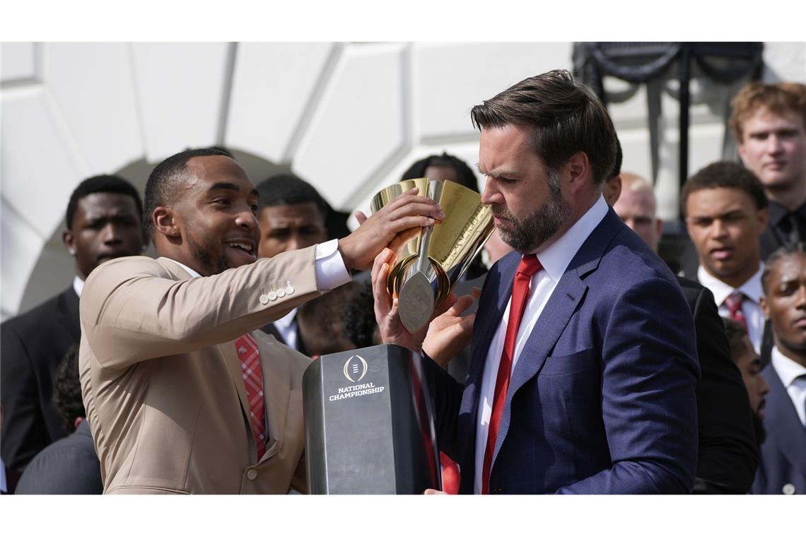 J.D. Vance zerbricht Football-Pokal JD Vances Auftritt bei einem Football-Event lief nicht nach Plan.
