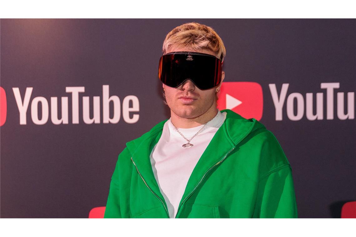 Sind das die Sommertrends? Sunscreen-Lust und Pornstar-Drink Je dicker die Brille desto cooler? Rapper Ski Aggu ist bekannt für seine Skibrille. Diesen Sommer werden Sie womöglich viele Leute mit Ski-, Masken, Shield- oder Biker-Brillen sehen. Dezent ist out.