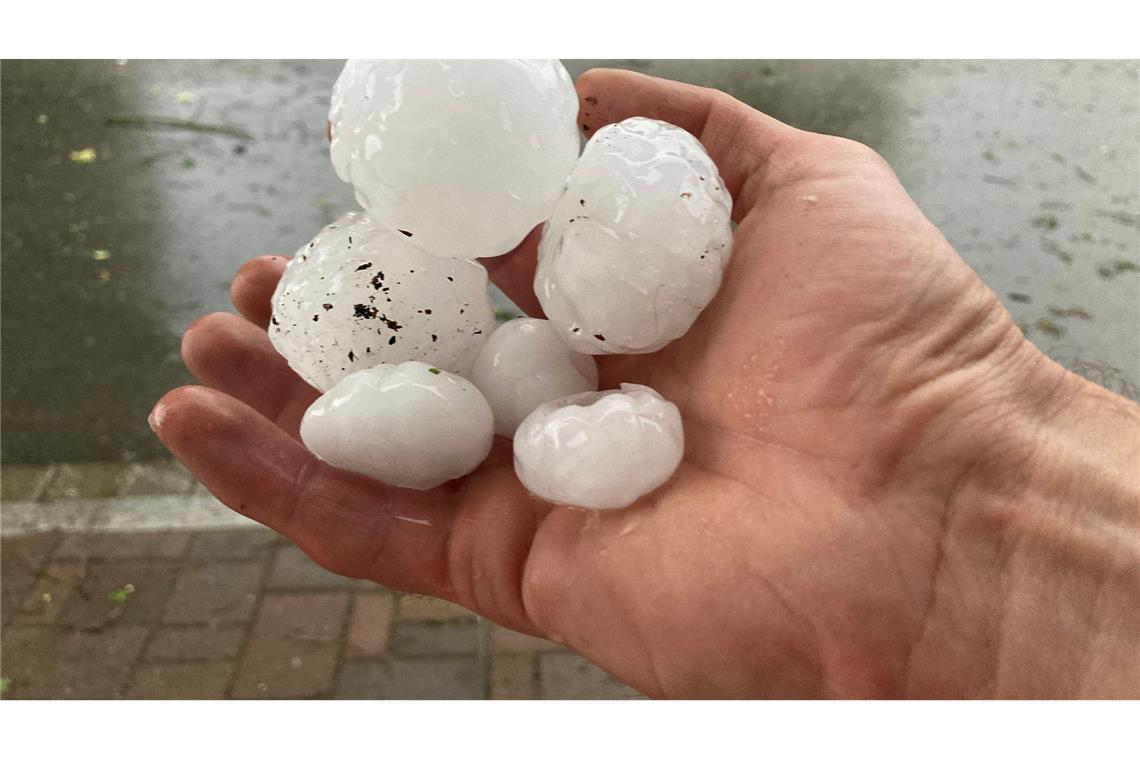 Je größer die Hagelkörner, desto größer die Gefahr. Hier Eisbälle, die im Juni 2023 in der oberbayerischen Ortschaft Valley niedergingen. (Archivbild)