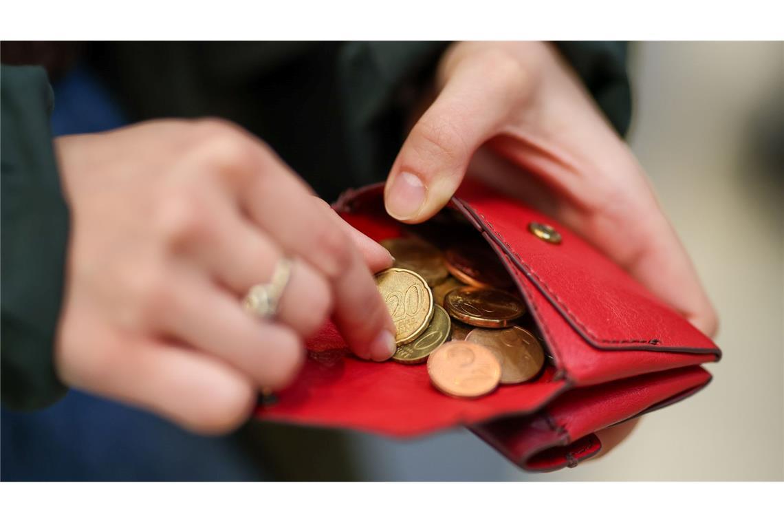 Je höher die Inflation, umso deutlich spüren die Menschen das im Geldbeutel. (Symbolbild)