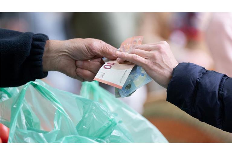 Je höher die Inflationsrate, umso weniger können sich die Menschen für einen Euro leisten. (Archivbild)