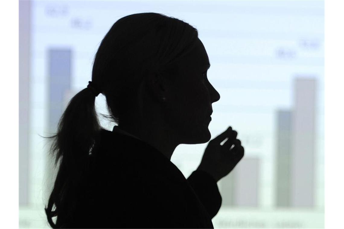Studie: Karrierechancen für Frauen im Mittelstand gestiegen Je kleiner das Unternehmen, desto größer ist der Anteil von Managerinnen in der Führungsetage. Foto: Tobias Kleinschmidt/dpa