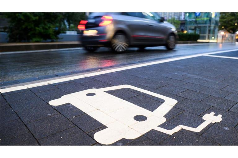 Je mehr Elektroautos unterwegs seien, desto weniger unterscheide sich ihre Schadenbilanz von Verbrennern, sagt die GDV-Geschäftsführerin Anja Käfer-Rohrbach. (Archivbild)