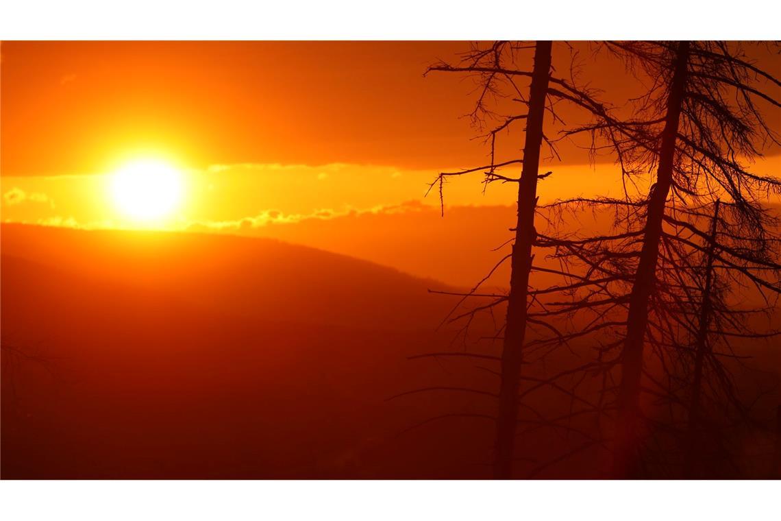 Je später der Abend, desto eindrucksvoller die Sonne. (Archivbild)