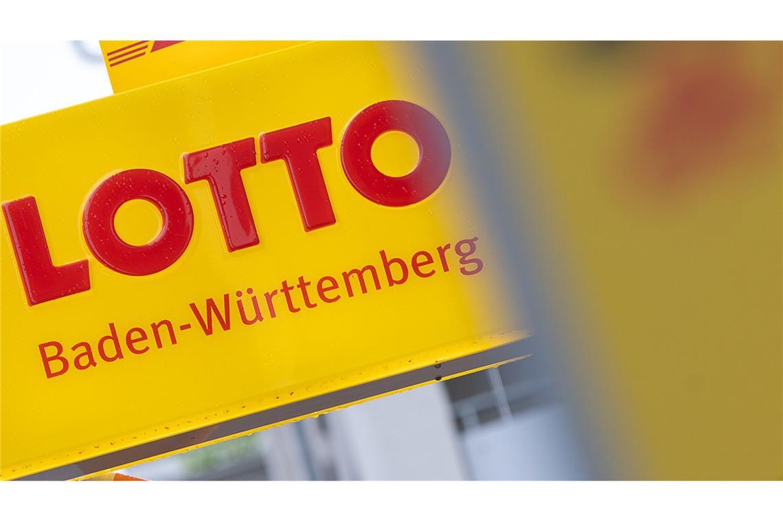 Je zwölf Lose haben bei den Silvester-Millionen von Lotto Baden-Württemberg zum Gewinn von einer Million beziehungsweise 100.000 Euro geführt.