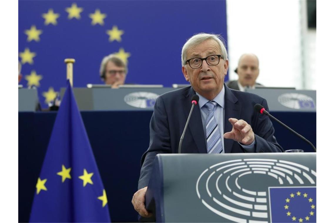 Rührung und Witz: Jean-Claude Juncker nimmt Abschied Jean-Claude Juncker, Präsident der Europäischen Kommission, gestikuliert während er im Europäischen Parlament spricht. Foto: Jean-Francois Badias/AP/dpa