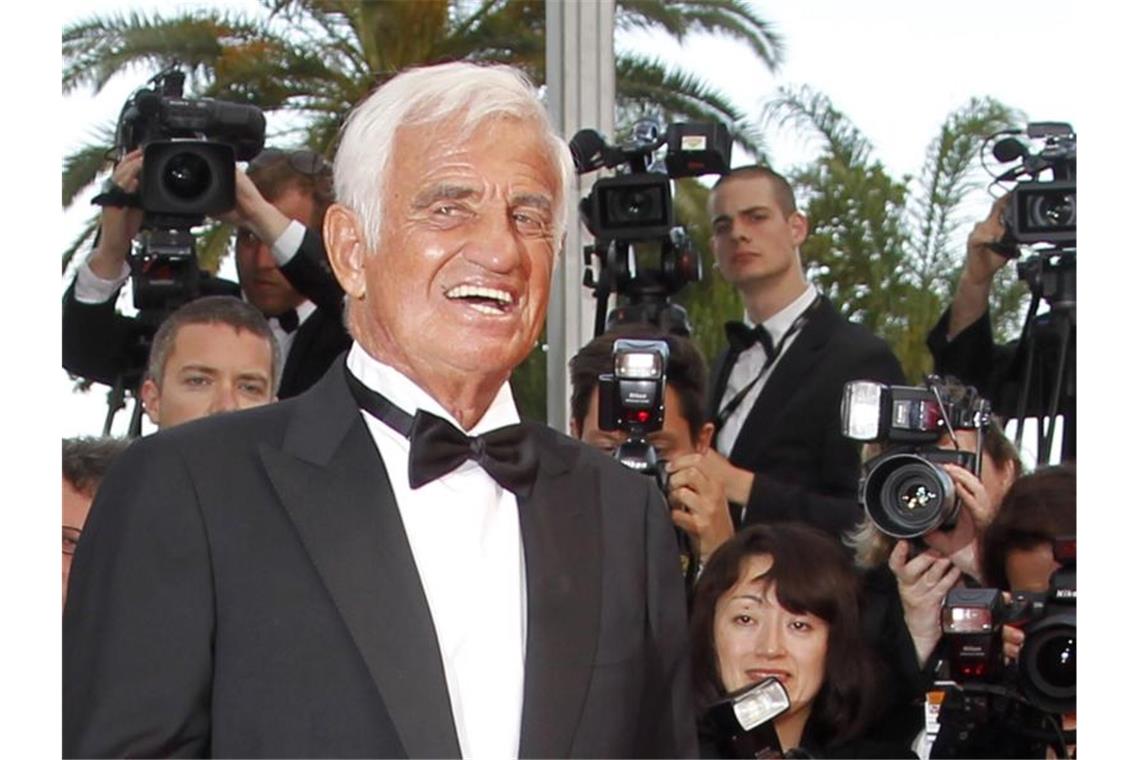 Jean-Paul Belmondo, französischer Schauspieler, kommt 2011 bei den Filmfestspielen in Cannes zu einer Gala. Foto: Ian Langsdon/EPA/dpa