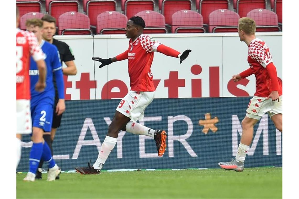 Jean-Philippe Mateta trat zum Elfmeter an, traf zum 2:1 und jubelte im Anschluss über seinen Treffer. Foto: Torsten Silz/dpa