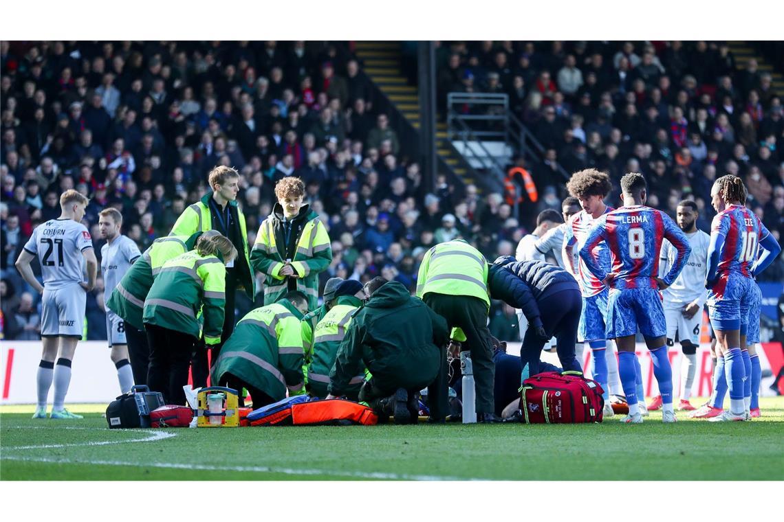 Brutales Foul in England: Torwart trifft Ex-Mainzer am Kopf Jean-Philippe Mateta von Crystal Palace muss medizinisch behandelt werden.
