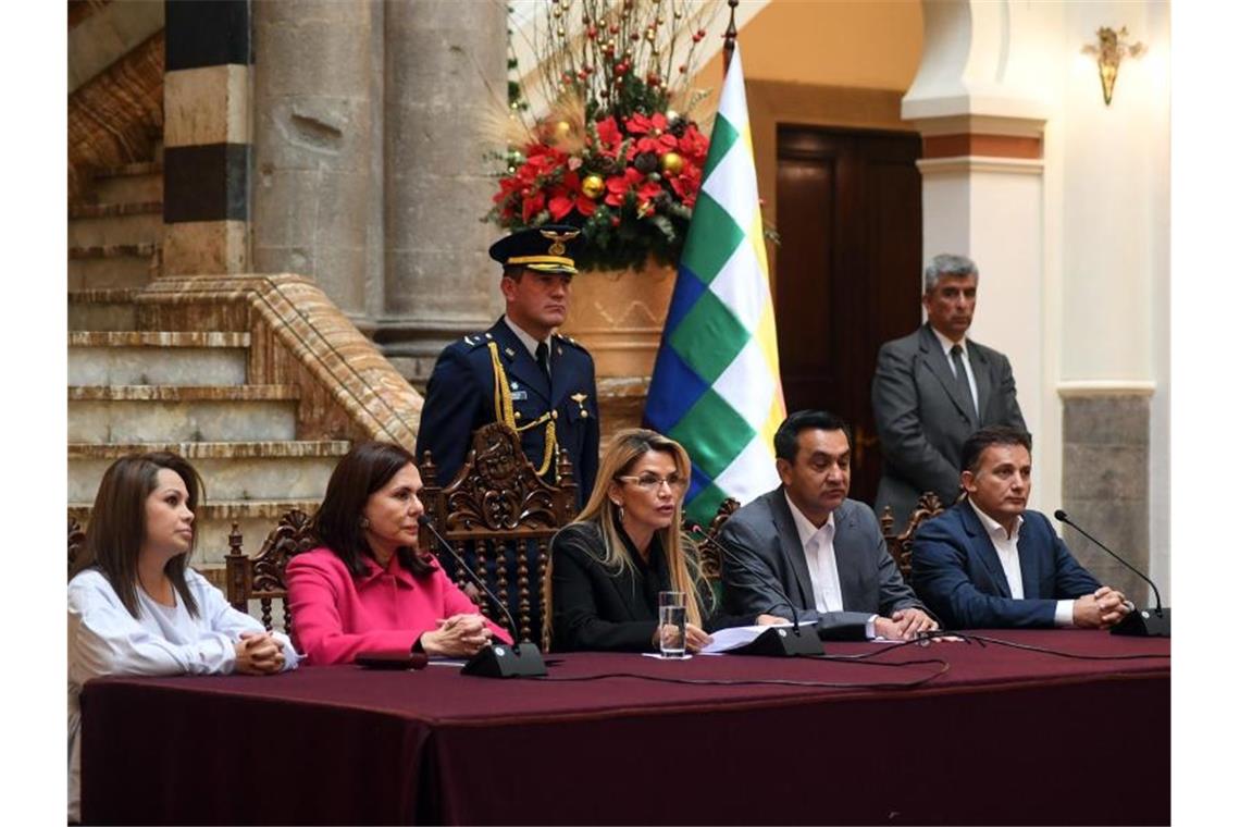 Bolivianer sollen Anfang Mai neuen Präsidenten wählen Jeanine Anez (M), Interimspräsidentin von Bolivien, während einer Ankündigung. Foto: Reynaldo Zaconeta Caballero/ABI/dpa