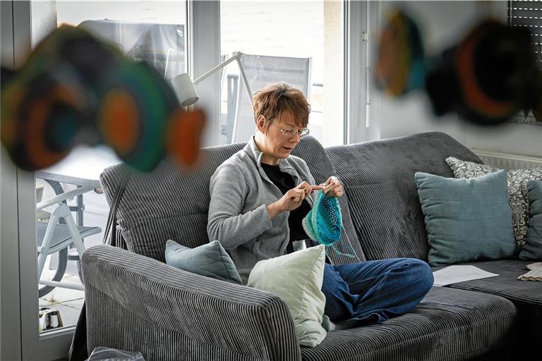 Jeannette Fraundörfer häkelt und verkauft ihre Werke auf verschiedenen Märkten. Foto: Alexander Becher