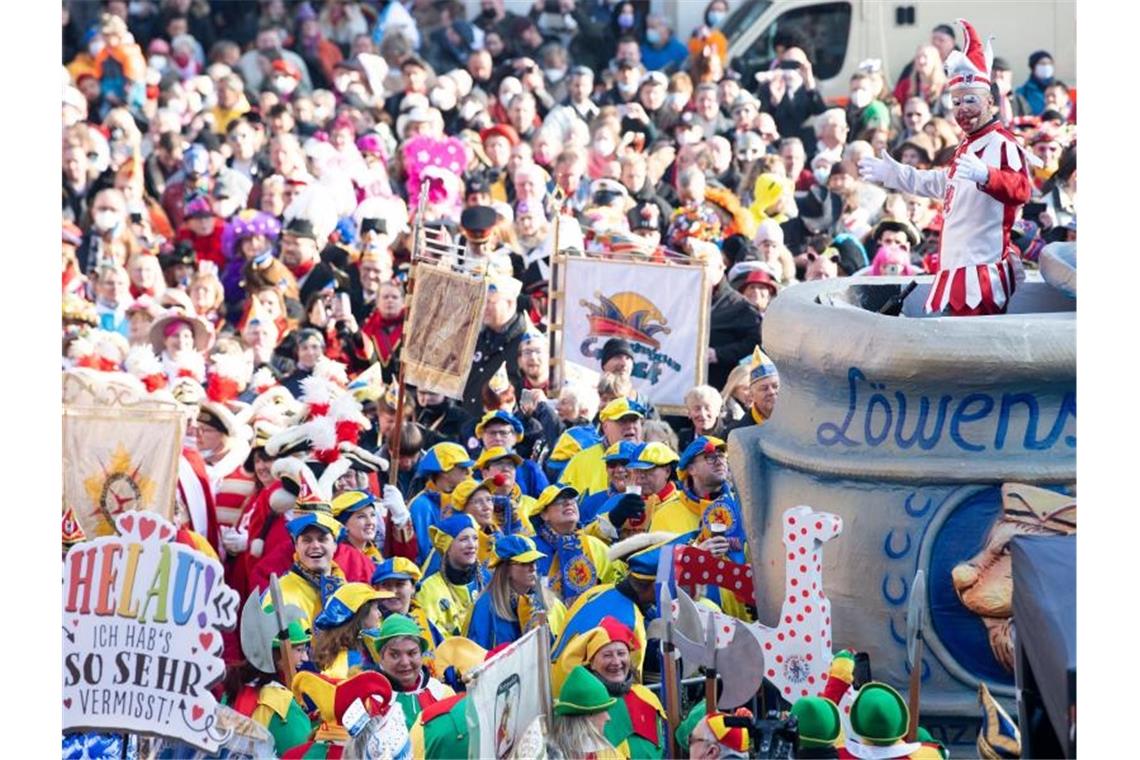 Riesenandrang zum Karnevalsauftakt in Köln „Jeck mit G!“. Foto: Rolf Vennenbernd/dpa