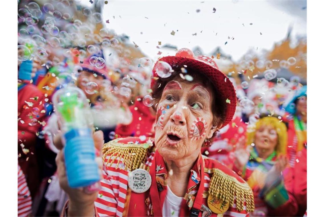 Jecken auf dem Heumarkt. „Als wenn die Kölner „ein bisschen“ Karneval feiern könnten. Das ist wie ein bisschen schwanger“, meint der Heinsberger Landrat Stephan Pusch. Foto: Rolf Vennenbernd/dpa