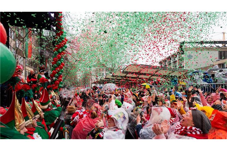 Jecken feiern auf dem Alter Markt in Köln Weiberfastnacht. Mit der Weiberfastnacht beginnt in den närrischen Hochburgen der Straßenkarneval.