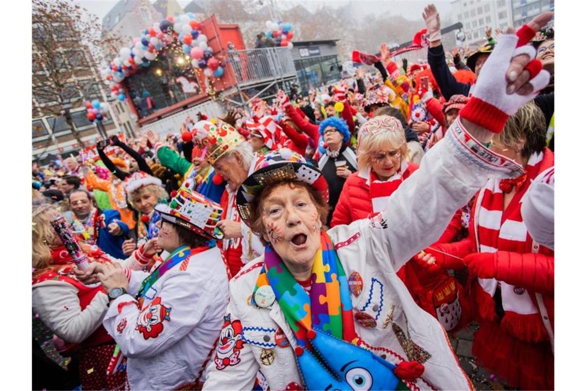 Jecken feiern den Auftakt der Karnevalssession auf dem Heumarkt pünktlich um 11:11 Uhr. Foto: Rolf Vennenbernd/dpa