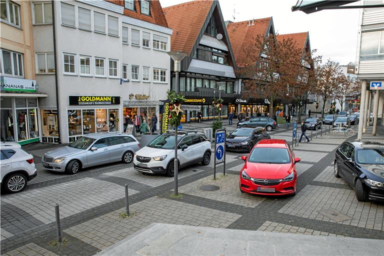 Jede Menge Autos an einem Adventssamstag in der Grabenstraße. Aus Sicht vieler Kommunalpolitiker leidet darunter die Aufenthaltsqualität für die Passanten.Archivfoto: Alexander Becher