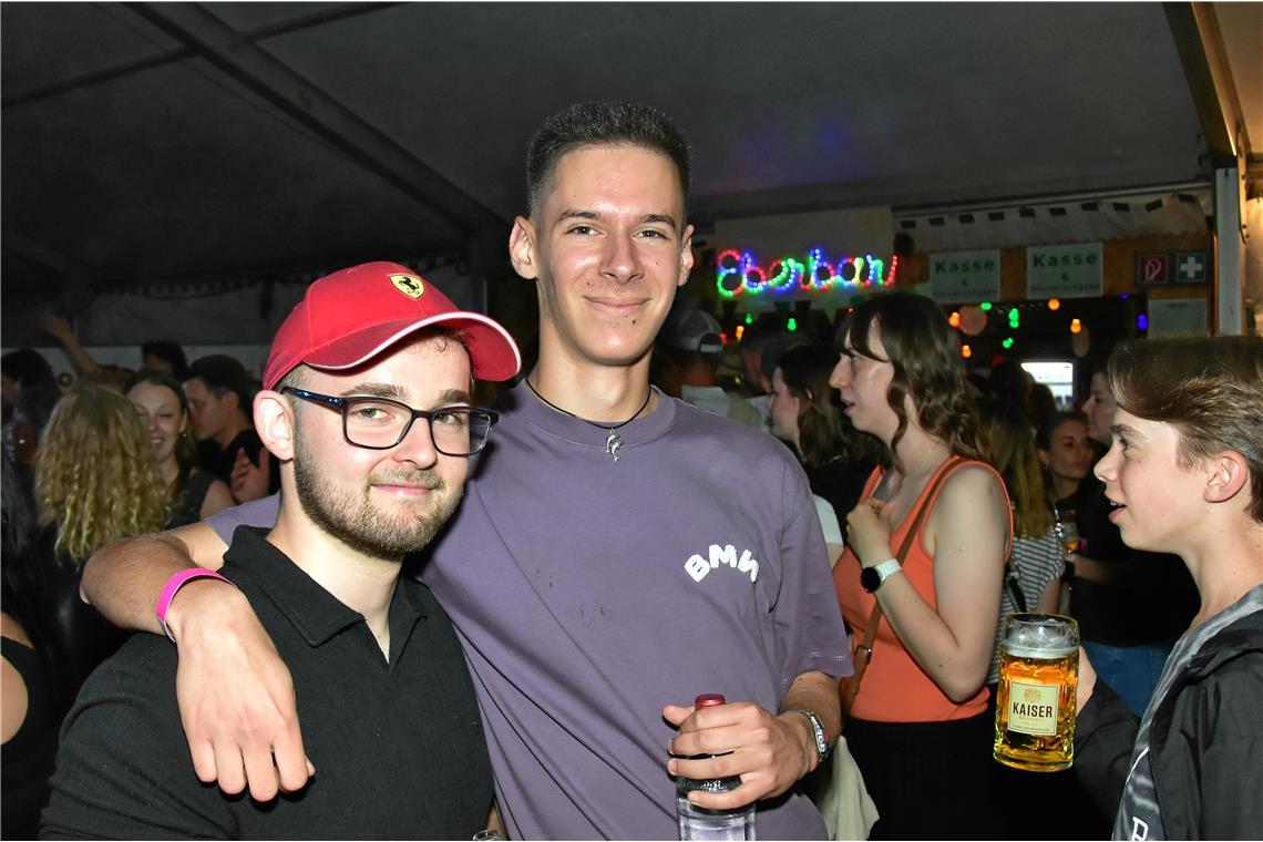 Jede Menge Betrieb an  der Eberbar im Festzelt.