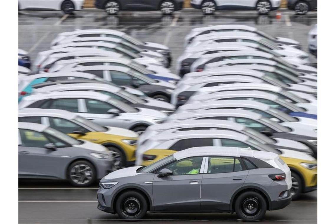 Ifo-Institut: Geschäftsklima der Autoindustrie schlechter Jede Menge Neuwagen. Foto: Jan Woitas/dpa-Zentralbild/dpa