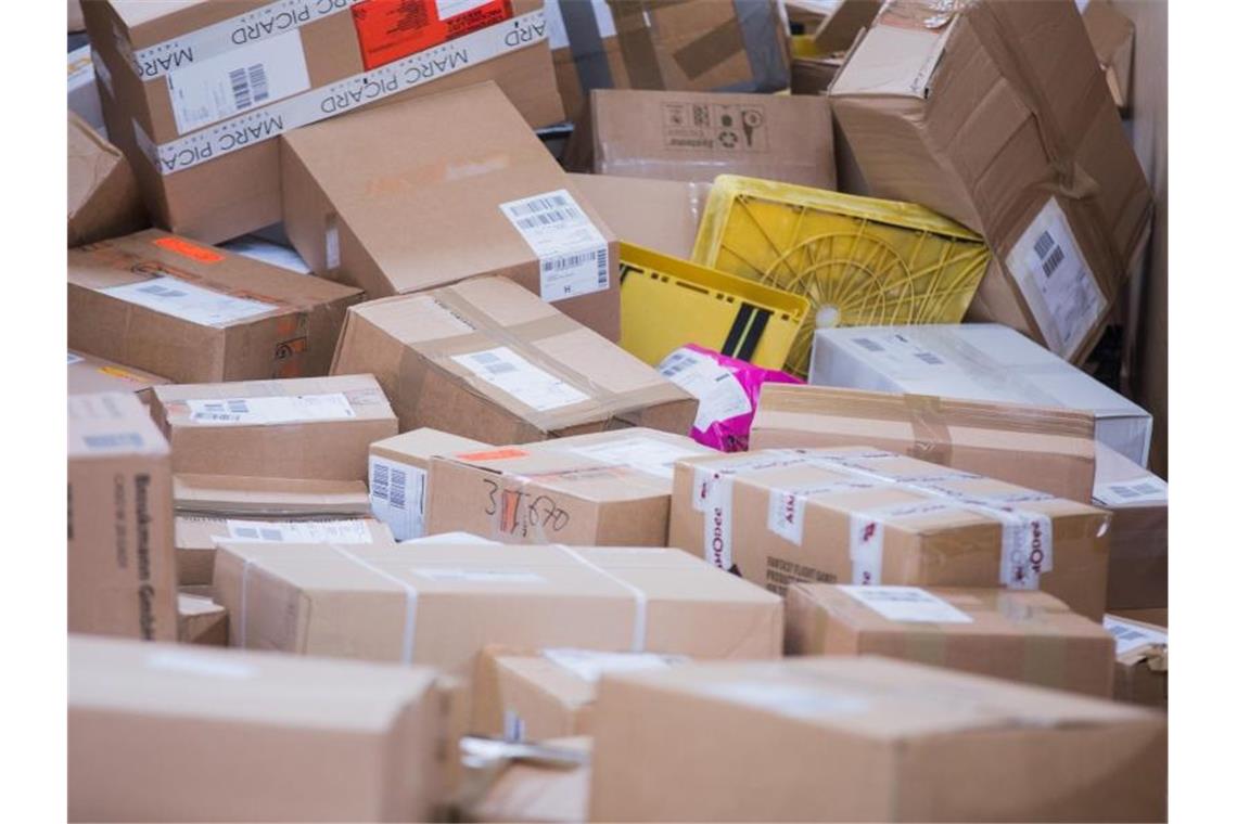 Gesetz gegen Ausbeutung von Paketboten beschlossen Jede Menge Pakete liegen in einer Zustellbasis. Foto: Rolf Vennenbernd/dpa