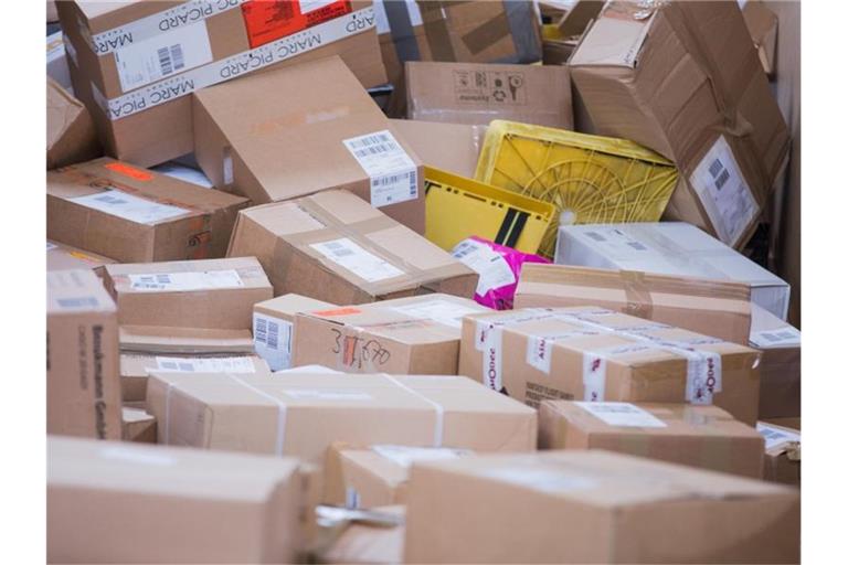 Jede Menge Pakete liegen in einer Zustellbasis. Foto: Rolf Vennenbernd/dpa