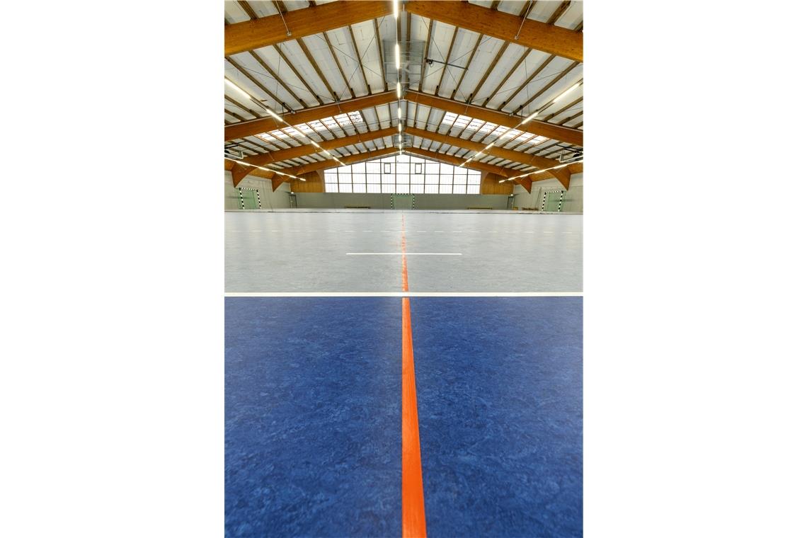Die Ersatzhalle in Oppenweiler ist mehr als eine Notlösung Jede Menge Platz in der ehemaligen Tennishalle: Die Spielfläche ist fast 2000 Quadratmeter groß, sodass hier sogar zwei Mannschaften gleichzeitig trainieren können.