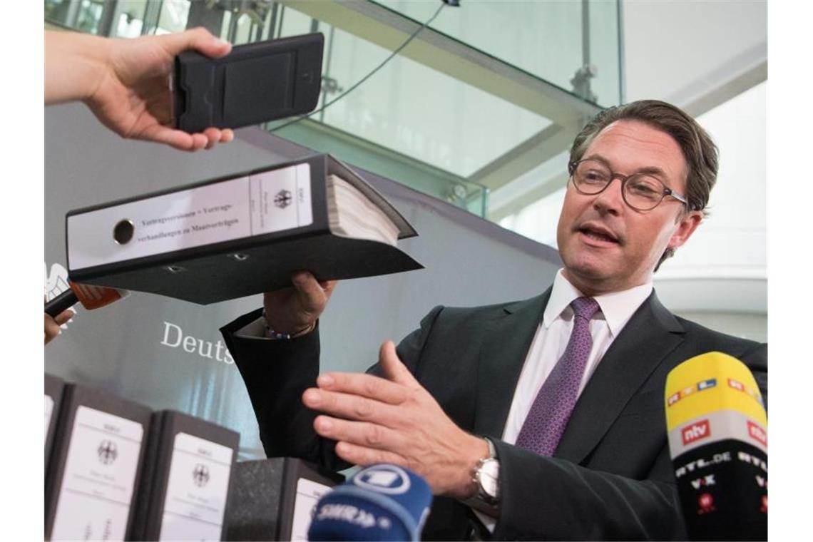 Scheuer wird zur Pkw-Maut gegrillt - und bekommt Frist Jede Menge Transparenz: Bundesverkehrsminister Andreas Scheuer (CSU) präsentiert Aktenordner mit Vertragsentwürfen zur Pkw-Maut. Foto: Jörg Carstensen
