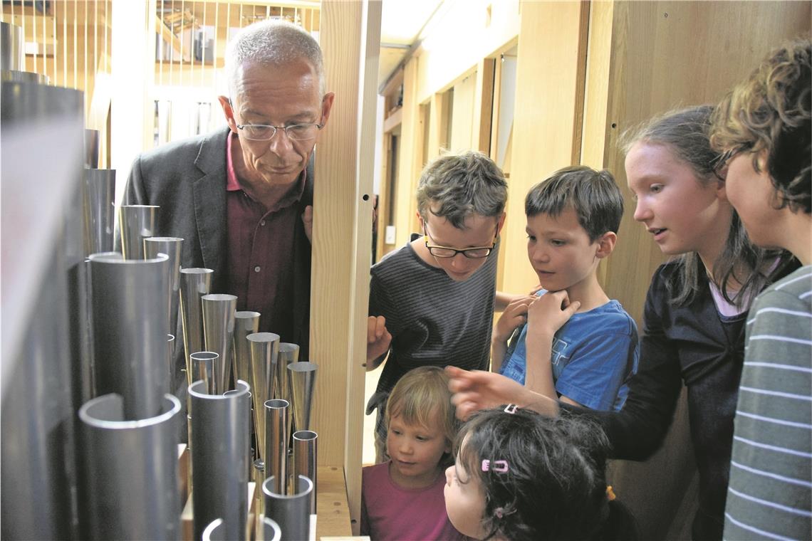 Jede Menge zu entdecken und zu erklären: Kantor Gottfried Mayer (links) mit seinen jungen Gästen bei der Orgelführung im Anschluss an die Einweihungsfeier. Foto: E. Klaper