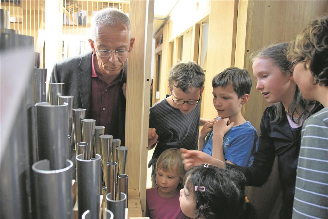Königin im Klangrausch Jede Menge zu entdecken und zu erklären: Kantor Gottfried Mayer (links) mit seinen jungen Gästen bei der Orgelführung im Anschluss an die Einweihungsfeier. Foto: E. Klaper