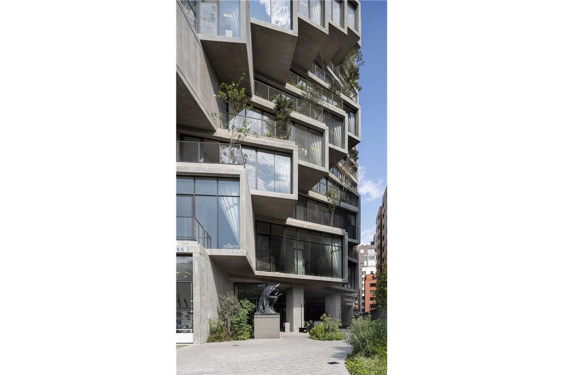 Das beste Hochhaus der Welt Jede Terrasse ist begrünt und mit einem Baum bepflanzt, dessen Pflanzgefäß als trichterförmige Wohnskulptur in die jeweils darunterliegende Wohnung ragt. Es sind 215 Wohnungen entstanden.