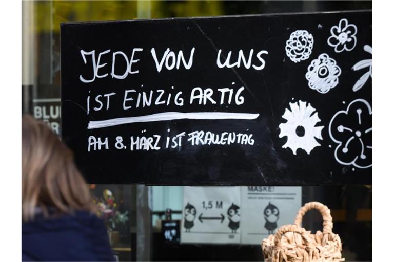 „Jede von ist einzigartig - Am 8. März ist Frauentag“: Ein Schild vor einem Blumenladen in Hannover. Foto: Julian Stratenschulte/dpa