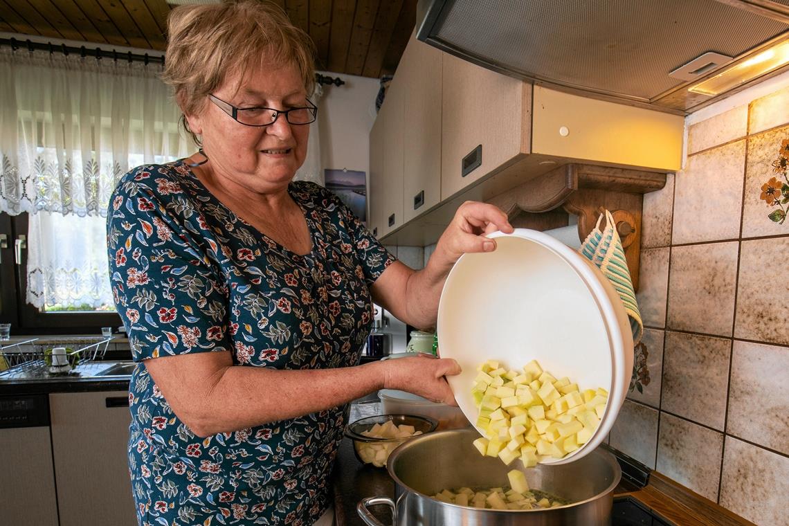 Jeden Arbeitsschritt erledigt Marianne Kübler mit Ruhe und Routine: Gemüse schnippeln und Gewürze herrichten, Gläser erhitzen, die Zutaten im Topf einkochen und schließlich in Gläser füllen Foto: A. Becher.