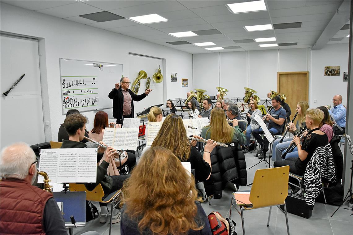 Kirchberger Musikverein feiert 100. Geburtstag Jeden Dienstag finden die Proben statt. Dabei ist das gesellige Zusammensein danach ebenso wichtig wie die Musik. Fotos: Tobias Sellmaier/privat