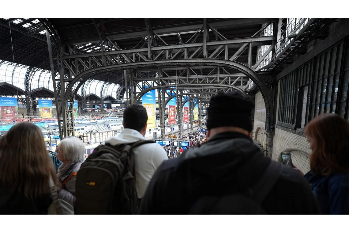 Reparatur nach Kabelschaden in Hamburg bis Donnerstagmorgen Jeden Tag fahren hunderte Züge am Hamburger Hauptbahnhof