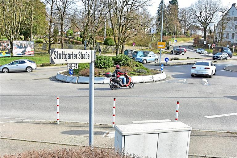 Jeden Tag fahren rund 28000 Fahrzeuge durch den sogenannten Kawag-Kreisel. Der Ausbau des Knotens bei rollendem Verkehr ist deshalb eine heikle Angelegenheit. Foto: Alexander Becher