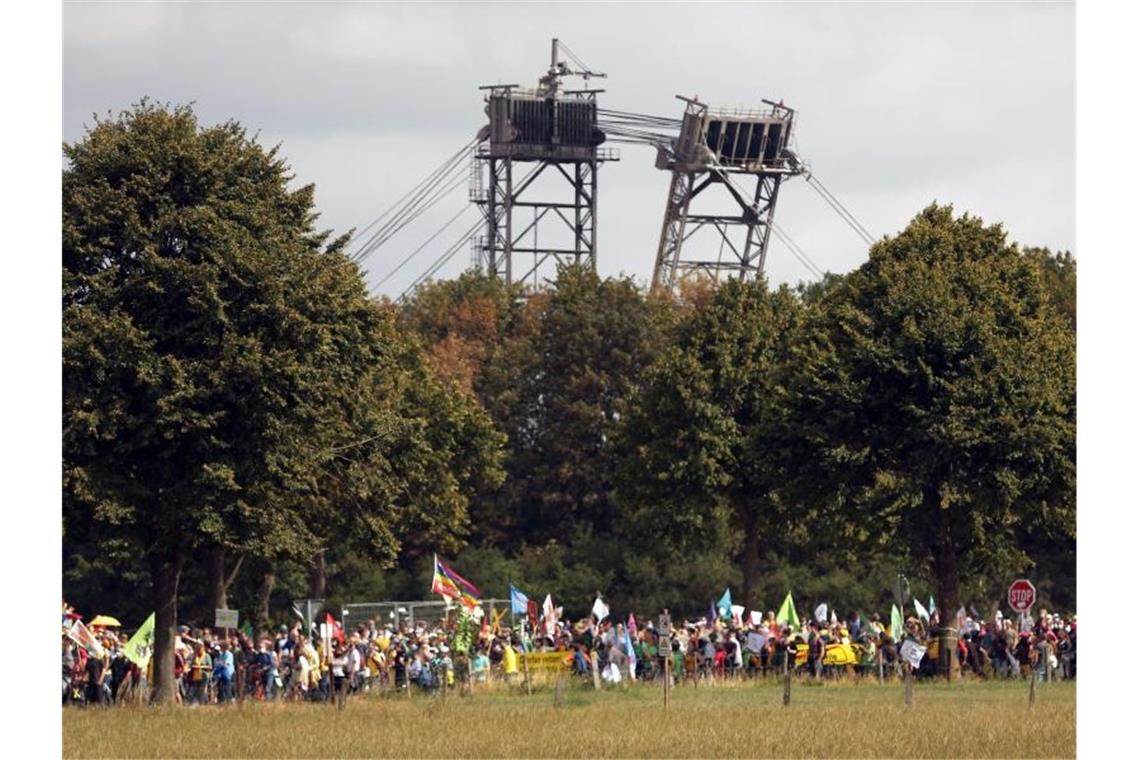 Demo und Besetzung in Garzweiler „Jeden Tag sterben Tausende Menschen, weil Konzerne wie RWE Braunkohle verbrennen, was weltweite und langfristige Klimafolgen mit sich bringt“, sagt Lukas Schnermann. Foto: David Young/dpa