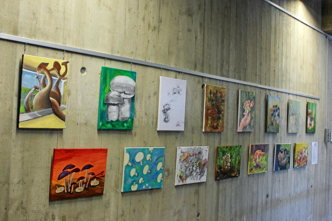 Künstler der Baracke zeigen Naturdarstellungen in Backnang Jeder der Ausstellungsbeteiligten hat ein Werk beigesteuert, in dem er sich mit dem Motiv Pilze beschäftigt hat. Fotos: Klaus Warstat