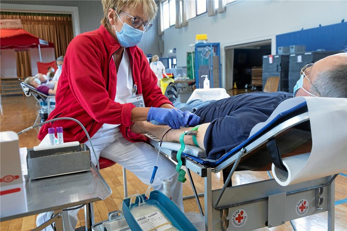 Warum man jetzt Blutspenden sollte Jeder kann mit einer Blutspende nicht nur anderen, sondern auch sich selbst etwas Gutes tun. Archivfoto: Jörg Fiedler