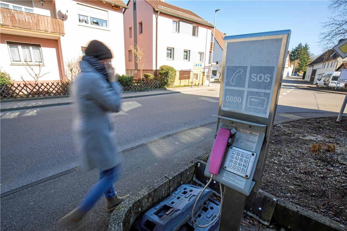 Jeder oder fast jeder hat ein Mobiltelefon. Da sind öffentliche Telefone wie hier in Allmersbach am Weinberg kaum noch gefragt. Foto: A. Becher