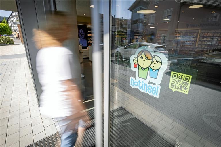 Jeder Standort ist am bunten Notinsel-Aufkleber erkennbar. Foto: Alexander Becher