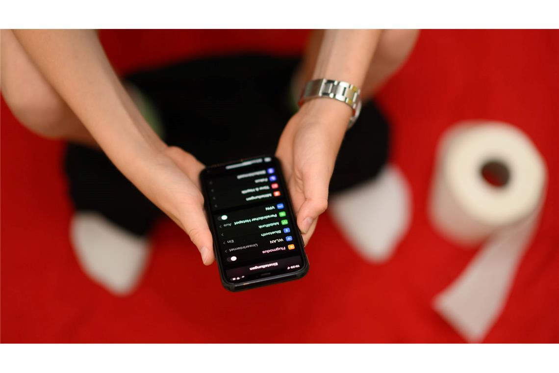 Up to date auf dem Klo - Mehrheit nutzt Handy auf Toilette Jeder zehnte Befragte telefoniert gar auf dem Klo sitzend - und immerhin noch vier Prozent schauen, was sich in Dating-Apps so tut. (Archivbild)