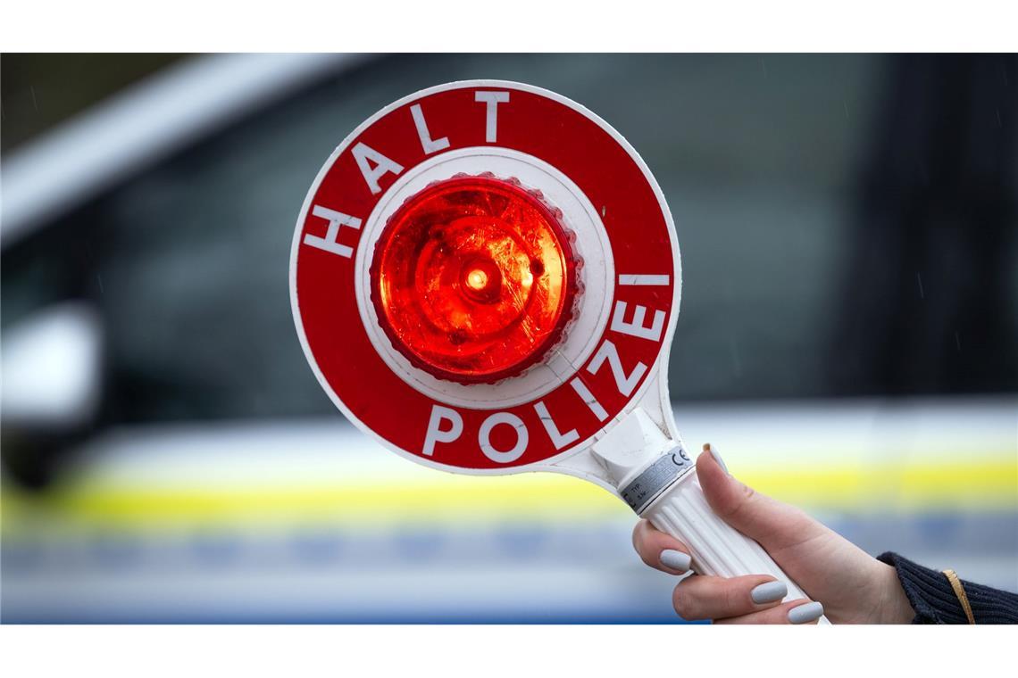 Autofahrer fordern schärfere Kontrollen im Straßenverkehr Jeder Zweite glaubt, beim zu schnell Fahren nicht erwischt zu werden (Symbolbild).