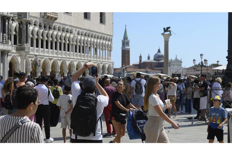 Jedes Jahr kommen massenhaft Touristen nach Venedig. (Archivbild)
