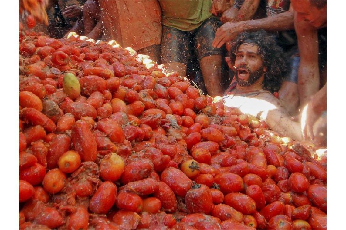 Tomatenkrieg in Spanien: 22.000 Menschen bei „La Tomatina“ Jedes Jahr kommen Tausende von Spaniern und Besuchern aus aller Welt in die kleine spanische Stadt Buñol, um an der Tomatenschlacht teilzunehmen. Foto: Alberto Saiz/AP